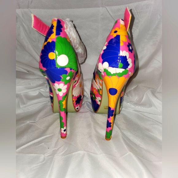 AMI Clubwear - Picture 4 of 6